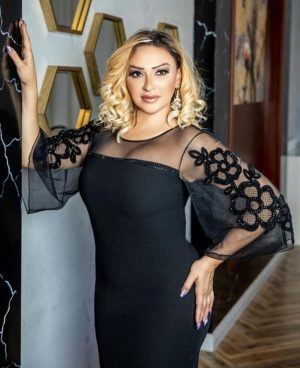 Rochie scurtă neagră cu detalii pe mâneci - imagine 2