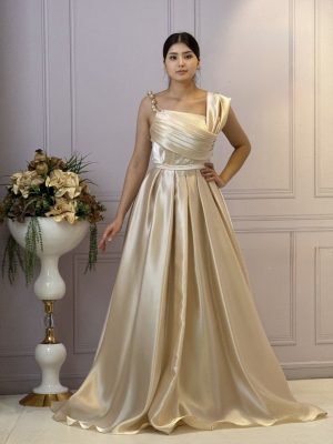 Rochie lungă aurie elegantă din satin cu bretele din perle