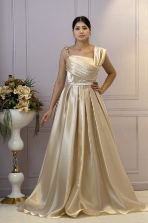 Rochie lungă aurie elegantă din satin cu bretele din perle
