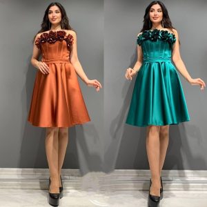 Rochie scurtă din tafta pe cloș cu corset si aplicatii trandafirii