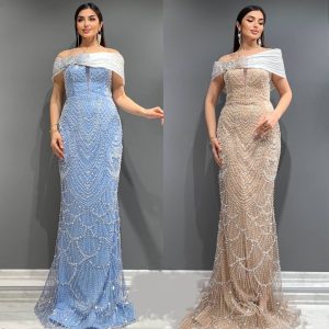 Rochie lungă pe corp din dantelă cu umerii căzuți