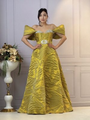 Rochie lunga elegantă din brocard cu umerii bufanti si aplicatii pietre