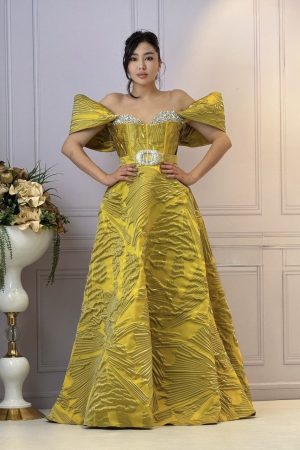 Rochie lunga elegantă din brocard cu umerii bufanti si aplicatii pietre