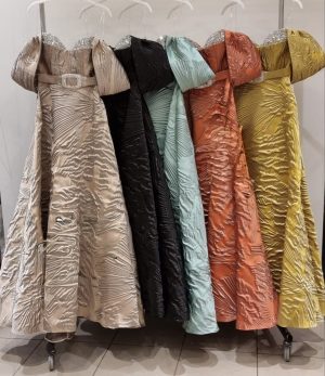 Rochie lunga elegantă din brocard cu umerii bufanti si aplicatii pietre - imagine 2
