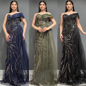 Rochie lungă pe corp din dantelă cu strasuri si trena laterală din tull