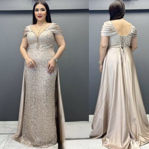 Rochie lungă aurie pe corp din dantela cu trena din tafta