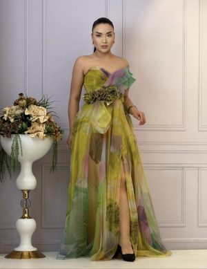 Rochie lungă colorată din tull cu șliț pe picior si accesorizata cu trandafiri pe talie