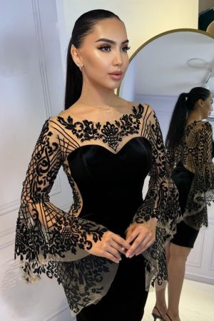 Rochie neagra scurta din catifea cu manecii evazate