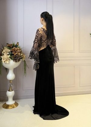 Rochie lunga neagră din catifea tip sirena cu șliț pe picior si mâneci evazate - imagine 2