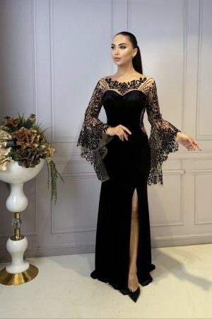 Rochie lunga neagră din catifea tip sirena cu șliț pe picior si mâneci evazate