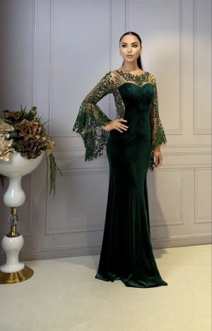 Rochie lunga verde din catifea tip sirena cu șliț pe picior si mâneci evazate - imagine 3