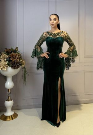 Rochie lunga verde din catifea tip sirena cu șliț pe picior si mâneci evazate