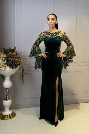 Rochie lunga verde din catifea tip sirena cu șliț pe picior si mâneci evazate