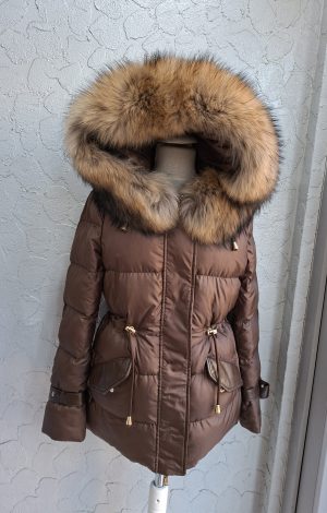 Geacă scurtă maro cu blană naturală de vulpe detașabilă și șnur pe talie