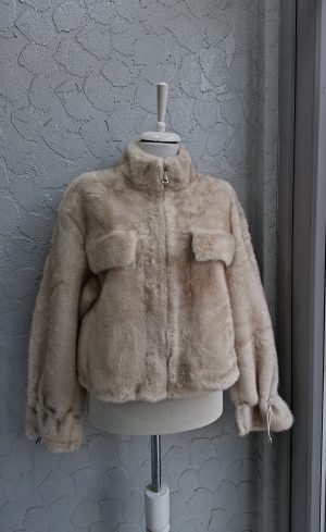 Jachetă bej din blană artificiala cu fermoar si buzunare
