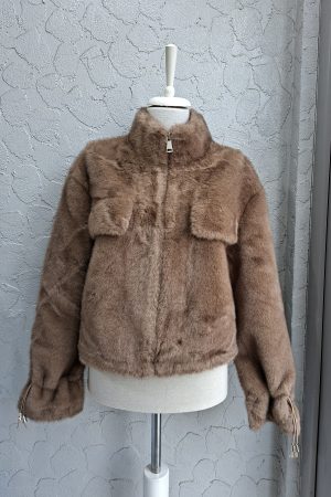 Jachetă maro din blană artificiala cu fermoar si buzunare
