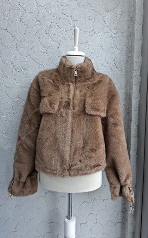 Jachetă maro din blană artificiala cu fermoar si buzunare